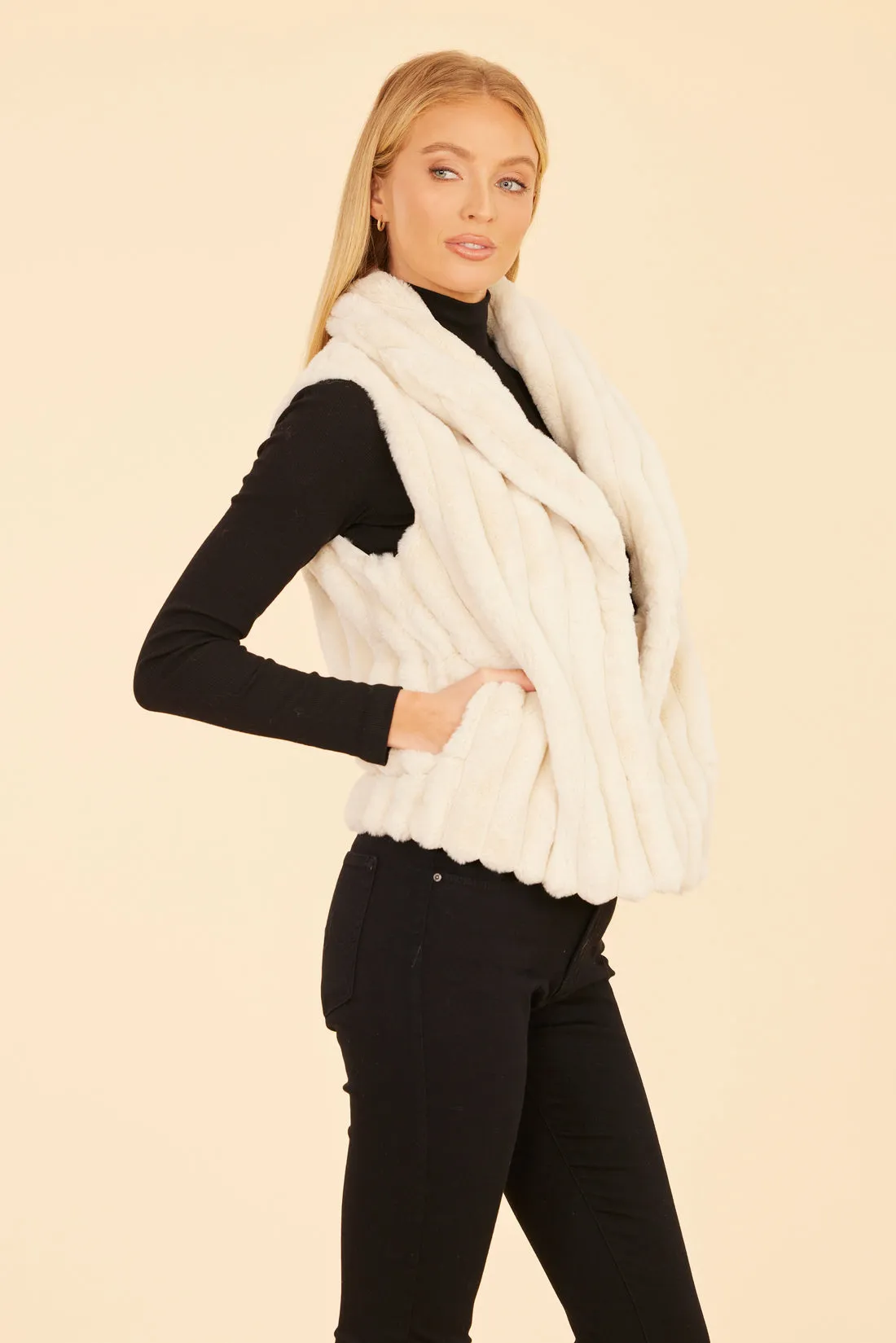Grooved Fur Vest - Creme