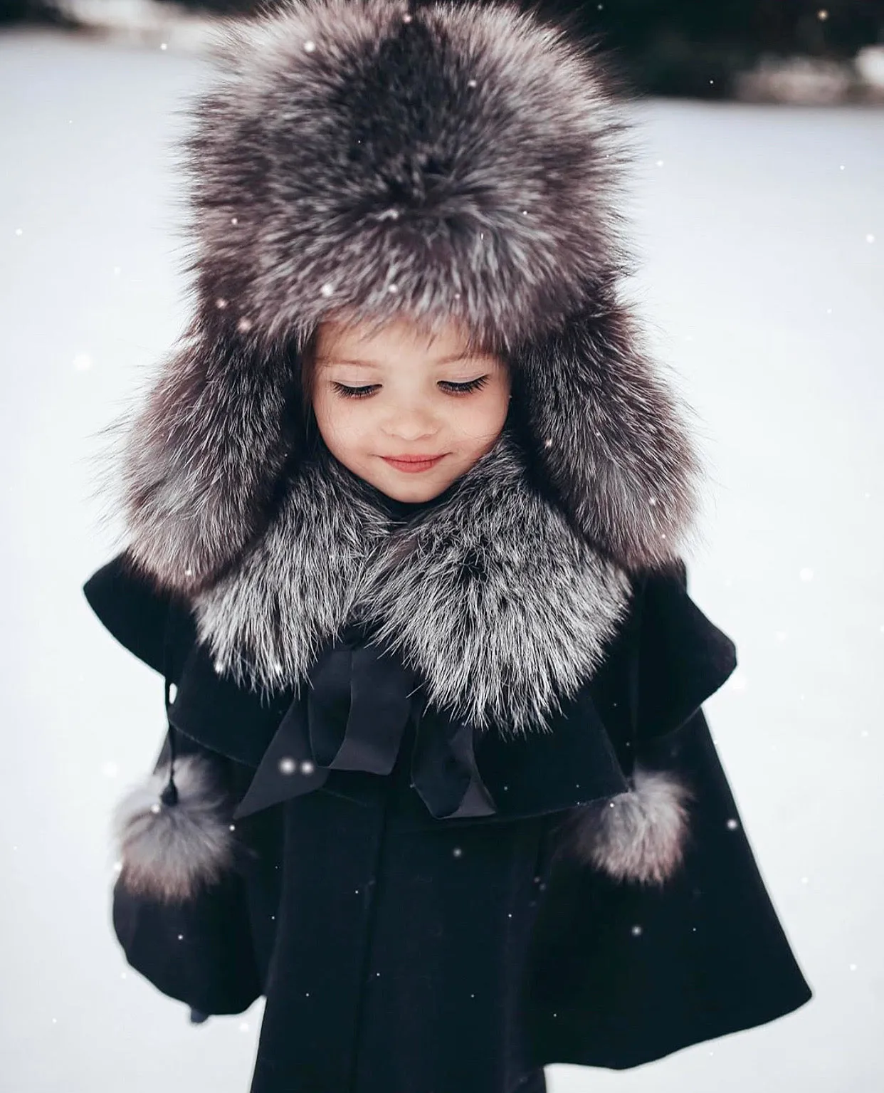MI LOVES SIGNATURE Luxurious Racoon fur trim collar with atlas bow